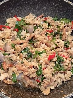 Foto resep Pad Kra Pao Gai (ayam kemangi Thailand)