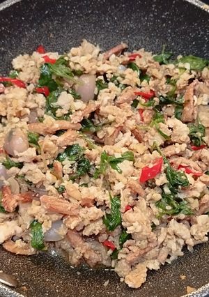Foto resep Pad Kra Pao Gai (ayam kemangi Thailand)