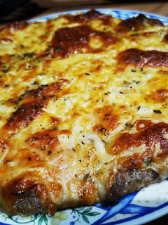 Una foto de Pizza de Mozzarella con base de Carne "PIZZABURGUER"