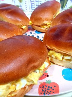 Una foto de Panecillos rellenos de huevo y mostaza