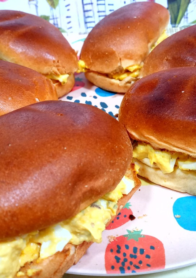 Una foto de Panecillos rellenos de huevo y mostaza