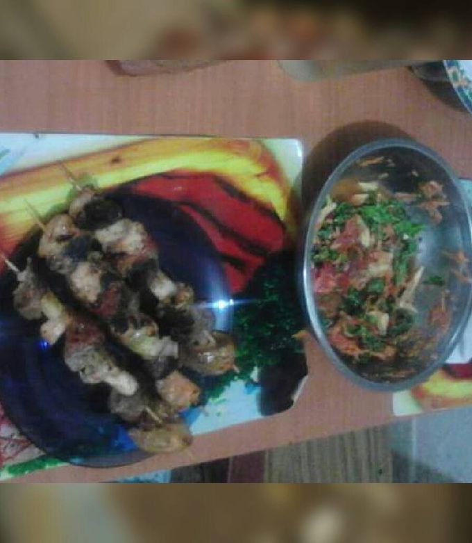 Una foto de Pinchos (brochetas) de carne y pollo