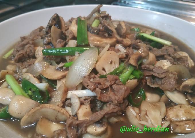 Langkah Mudah untuk Menyiapkan Tumis jamur dan daging kuah lada hitam yang Enak Banget