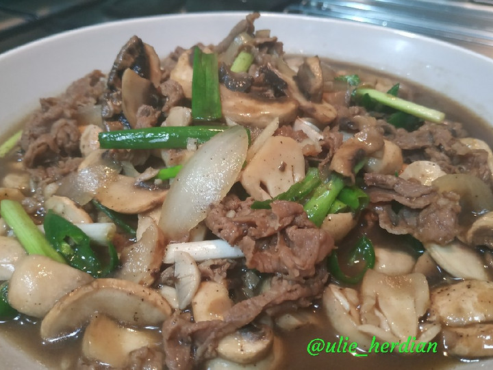 Langkah Mudah untuk Menyiapkan Tumis jamur dan daging kuah lada hitam yang Enak Banget