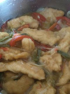 Una foto de Pechugas con pimientos en salsa