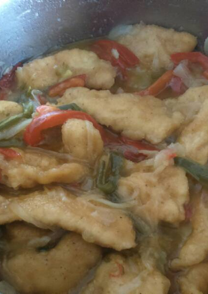 Una foto de Pechugas con pimientos en salsa