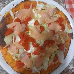 Pizza con salmone,insalata,ricotta e pomodori-レシピのメイン写真