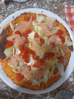 Foto di Pizza con salmone,insalata,ricotta e pomodori