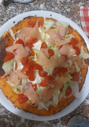 Foto di Pizza con salmone,insalata,ricotta e pomodori