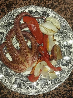 Una foto de Pulpo al horno con pimientos cebolla