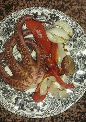 Una foto de Pulpo al horno con pimientos cebolla