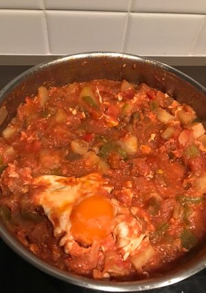 Una foto de Pisto con huevos rotos 🥙