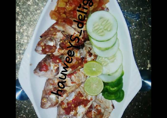 Grilled fish and sauce