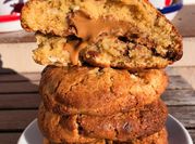 Una foto de cookies de chocolate blanco