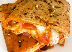 Una foto de Calzone keto