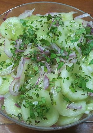 Una foto de Pseudo-encurtido de pepino y cebolla roja