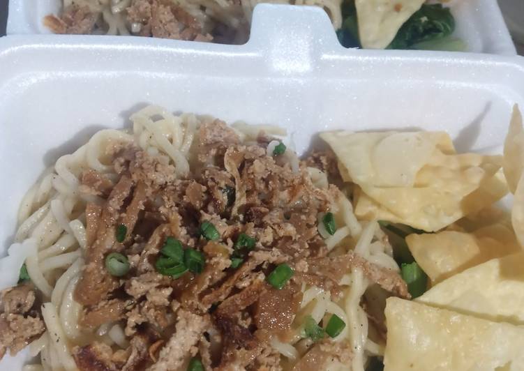 Mie pangsit toping tahu rasanyA mirip ayam