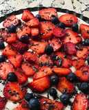 Tarta de crema pastelera y fresas (base pie de miel)