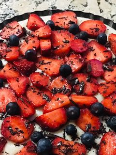 Una foto de Tarta de crema pastelera y fresas (base pie de miel)