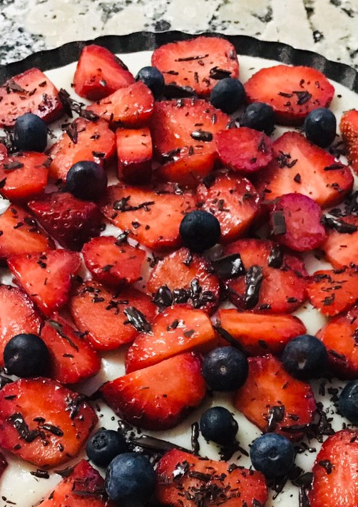 Una foto de Tarta de crema pastelera y fresas (base pie de miel)