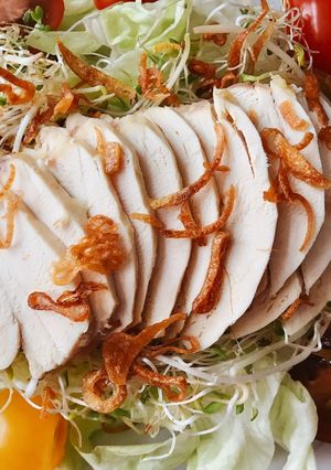 Hình của món Salad Ức Gà Luộc & Mầm Cỏ Linh Lăng (Eat Clean).