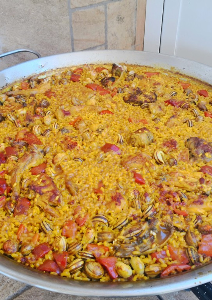 Una foto de Arroz con conejo y caracoles🥘