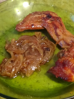 Una foto de Conejo encebollado