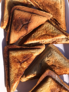 A picture of Toast bread with sardine.