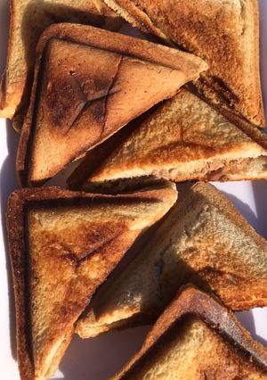 A picture of Toast bread with sardine.