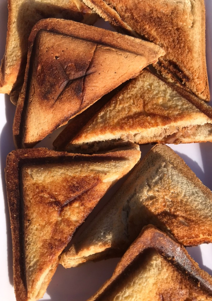 A picture of Toast bread with sardine.