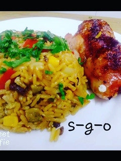Una foto de Arroz con curry y verduras con pollo salteado en mantequilla
