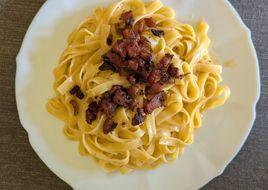 Espaguetis carbonara con guanciale