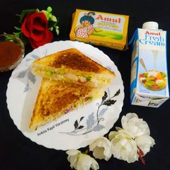 A picture of Mayonnaise Sandwich.