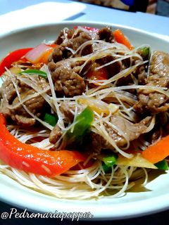 Una foto de Fideos de arroz frito con ternera. (Receta asiática)