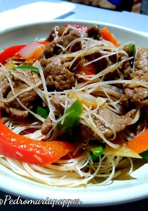 Una foto de Fideos de arroz frito con ternera. (Receta asiática)