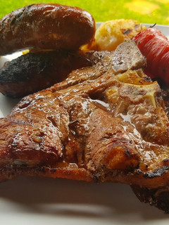 Una foto de Costillas, chorizo colorado, papas al parrillin #lacocinanosune