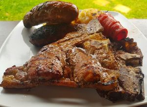 Una foto de Costillas, chorizo colorado, papas al parrillin #lacocinanosune