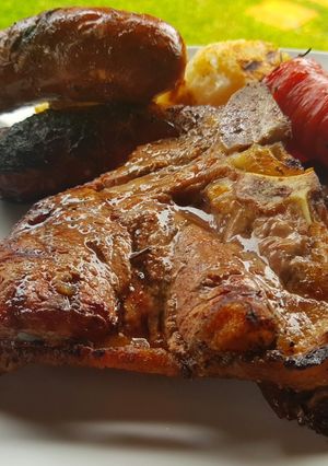 Una foto de Costillas, chorizo colorado, papas al parrillin #lacocinanosune