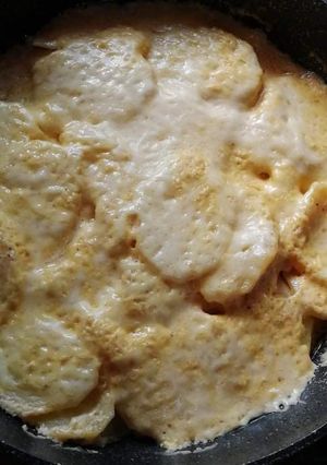 Szaftos fokhagymás csirkemell, krumplival bélelve recept fotója