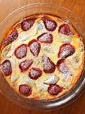 Clafoutis leggero allo yogurt con fragole e banane
