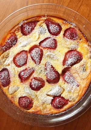 Foto di Clafoutis leggero allo yogurt con fragole e banane