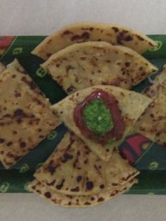 આલુ પરાઠા (Aloo Paratha Recipe In Gujarati) રેસીપી મુખ્ય ફોટો