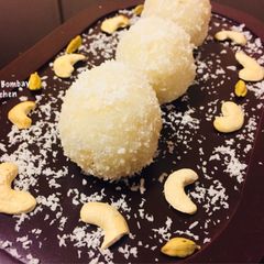 A picture of Coconut laddoo.