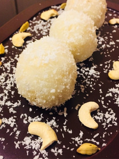 A picture of Coconut laddoo.