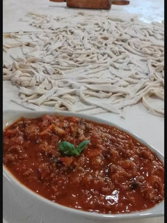Una foto de Fideos caseros con salsa a la bolognesa