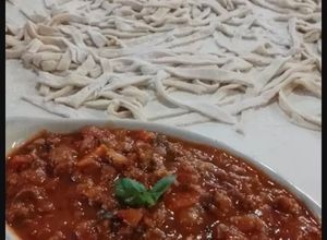 Una foto de Fideos caseros con salsa a la bolognesa