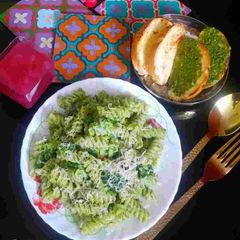 A picture of Broccoli pesto pasta.