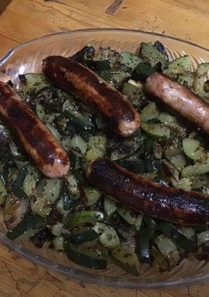 Une photo de Saucisses de Toulouse grillées courgette épicée et herbes aromatiques