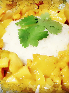 Una foto de Curry de soja texturizada con plátano y piña