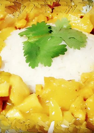 Una foto de Curry de soja texturizada con plátano y piña